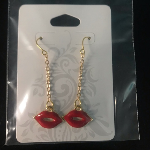 Kissy Lips dangly earrings. - Picture 9 of 9